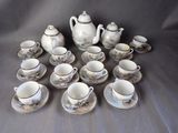 un grand nombre de tasses et de soucoupes posées sur une table