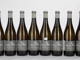 six bouteilles de vin sont alignées dans une rangée