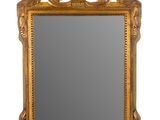 une image d'un miroir avec un cadre doré sur un fond blanc