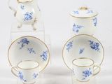 trois tasses et soucoupes à thé et à café en porcelaine bleue et blanche