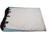 une image représentant un sac de couchage blanc et bleu sur fond blanc