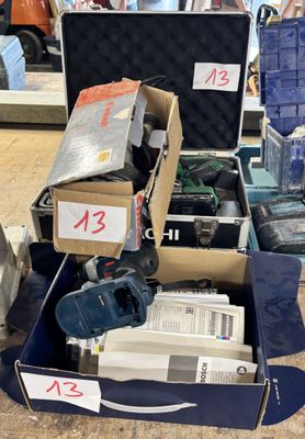 une caisse à outils posée par terre à côté d'autres caisses