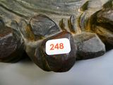 un gros plan sur une statue de tortue à laquelle est accrochée une étiquette