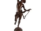une image représentant une statue d'un homme tenant un arc et une flèche
