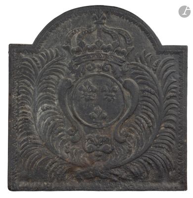 une vieille plaque en fonte surmontée d'une couronne