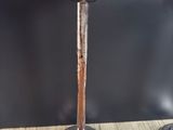deux bougies posées sur une table en bois