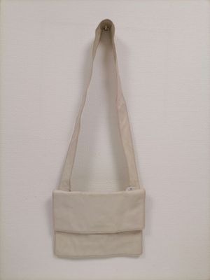 Sac en cuir beige "vintage" CHANEL tâché. D. 23 cm x 29 cm.