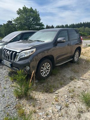 Deux voitures sont garées l'une à côté de l'autre sur un chemin de gravier.