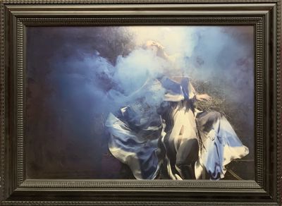 tableau représentant une femme en robe bleue dont de la fumée s'échappe de la tête