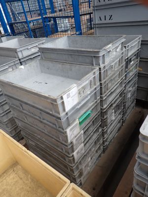 une grande pile de conteneurs métalliques posés sur une palette