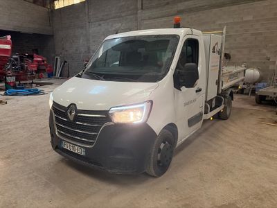 une camionnette blanche garée à l'intérieur d'un bâtiment