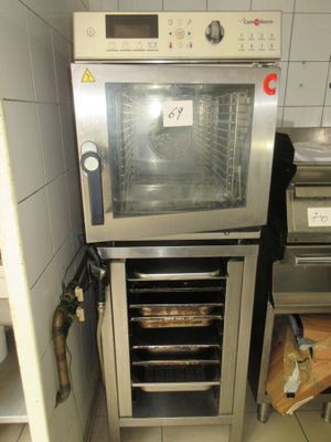 un four argenté situé dans une cuisine, à côté d'une cuisinière