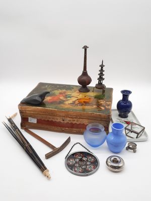 une boîte contenant divers objets, posée sur une surface blanche