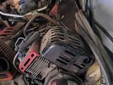 un moteur de voiture auquel sont reliés tout un tas de fils