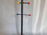 une photo d'un porte-manteau multicolore