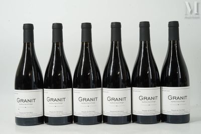 six bouteilles de vin sont alignées sur une table