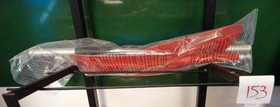 un sac en plastique posé sur une étagère en métal