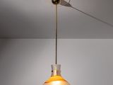 gros plan d'un luminaire suspendu au plafond