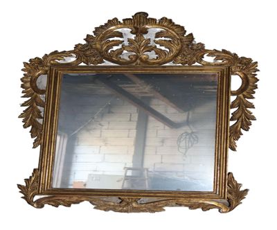 un miroir avec un cadre en or