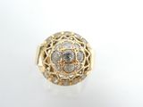 une image d'une bague en diamant sur une surface blanche