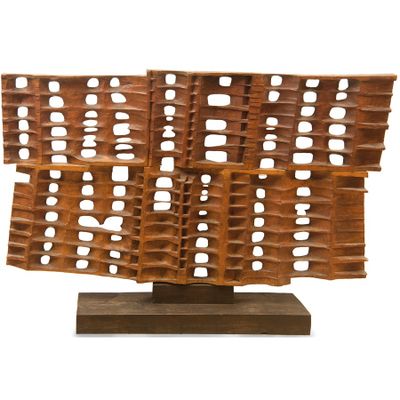 une photo d'une sculpture représentant une structure en bois posée sur un socle en bois