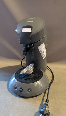 une cafetière reliée à un chargeur