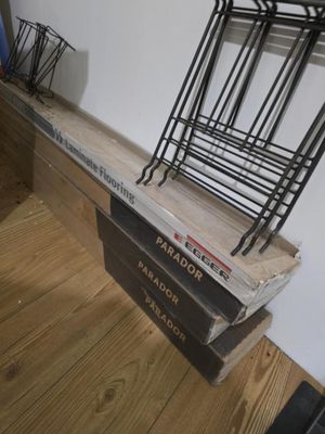 une pile de livres posée sur une étagère en bois