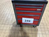 une image représentant une boîte à outils sur laquelle sont posés des outils