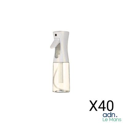 gros plan d'une bouteille de liquide sur fond blanc