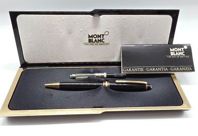 Stylo plume Montblanc présenté dans un coffret contenant une carte et un étui à stylo