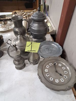 une table sur laquelle se trouvent une horloge et de nombreux objets