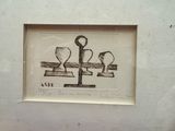 une image représentant un dessin de ciseaux sur une balance