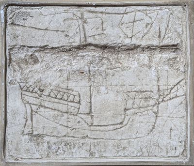 une plaque en pierre sur laquelle est représenté un bateau
