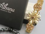 une boîte noire sur laquelle sont posés un bracelet et un bracelet en or