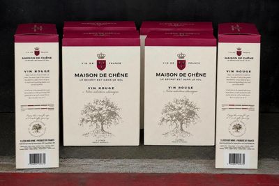 trois cartons de vin posés les uns à côté des autres sur une table