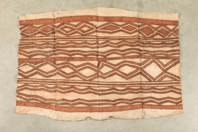 un morceau de tissu orné d'un motif