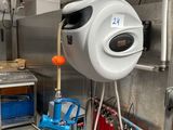 une photo d'une cuisine professionnelle avec un chauffe-eau fixé au mur