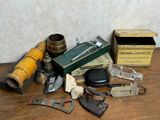 de nombreux objets posés sur une table en bois