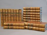plusieurs livres sont empilés sur une table
