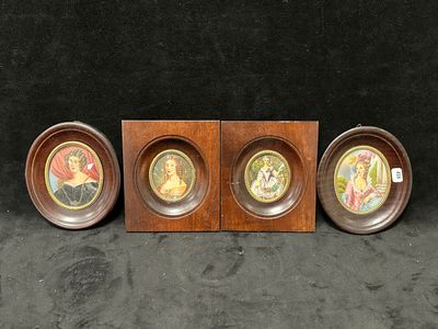 trois plaques en bois sur lesquelles sont représentés Jésus et Marie