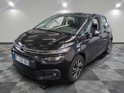 La nouvelle Citroën est garée dans le showroom.