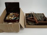 deux boîtes de bijoux posées sur une surface blanche