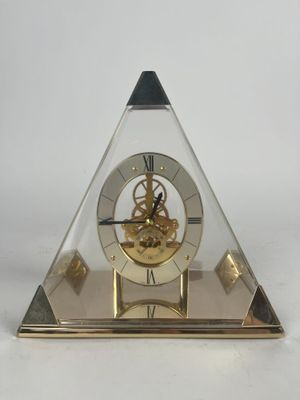 une horloge en forme de pyramide avec une autre horloge à l'intérieur