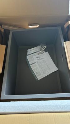 une boîte contenant un journal, posée sur une table