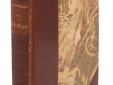 un vieux livre avec une couverture en cuir marron et une reliure dorée