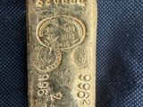 un lingot d'or posé sur un tissu bleu