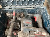 deux outils dans une boîte à outils posée par terre
