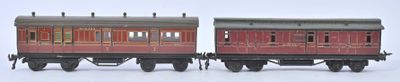 deux petits trains assis côte à côte sur une surface blanche