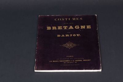 un vieux livre posé sur une table noire
