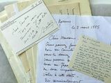 quelques vieilles lettres et enveloppes posées sur une table
